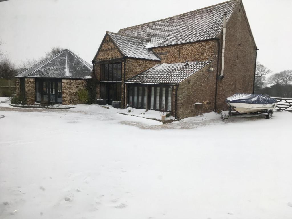 Bagstone Court Barn v zimě