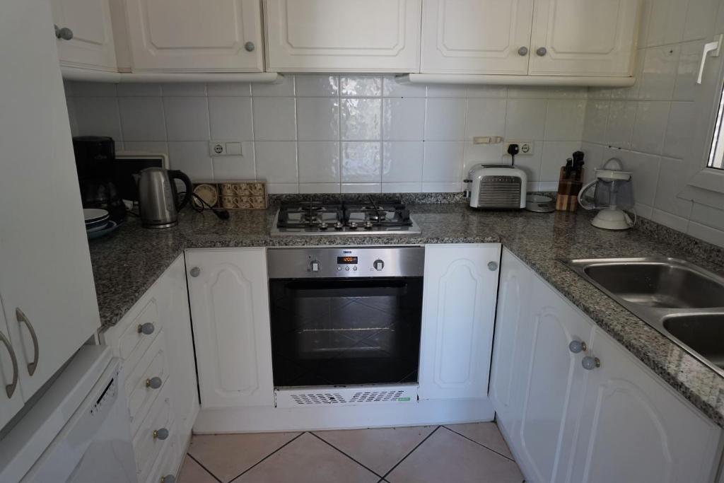 A kitchen or kitchenette at DELMAR