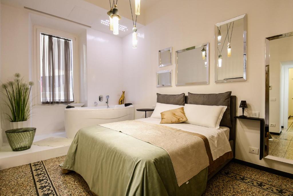 una camera da letto con un letto, una vasca e un lavandino di Ellie Luxury Apartment a Roma