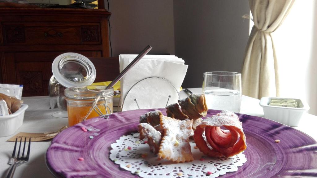 ein lila Teller mit Lebensmitteln auf einem Tisch in der Unterkunft I Baronetti in Agropoli