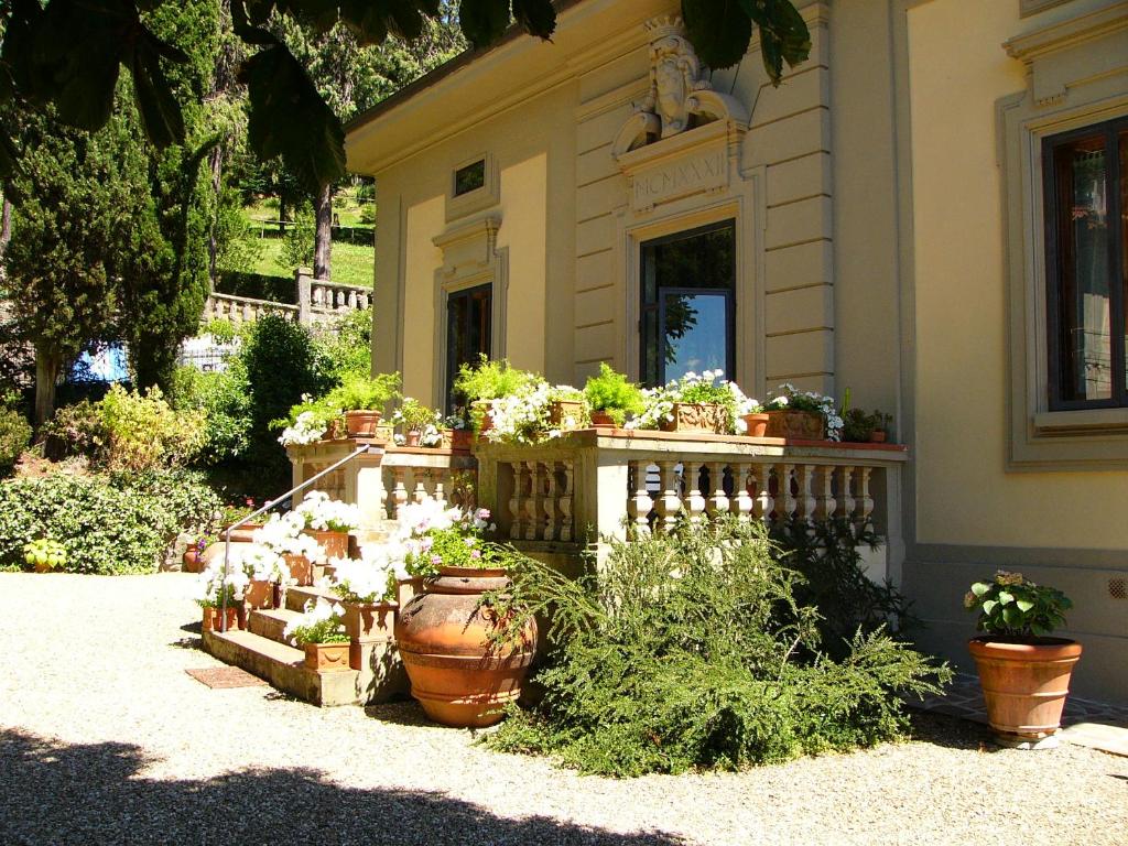 una casa con macetas en una valla en VILLA IL SORRISO, en Bivigliano