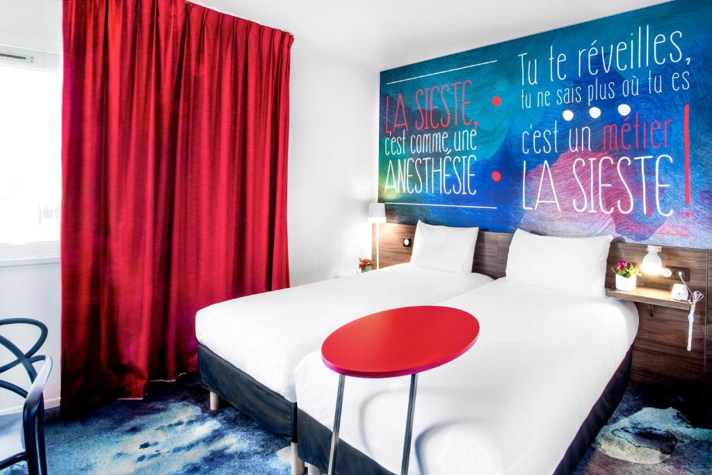 Postel nebo postele na pokoji v ubytování ibis Styles Perpignan Canet En Roussillon