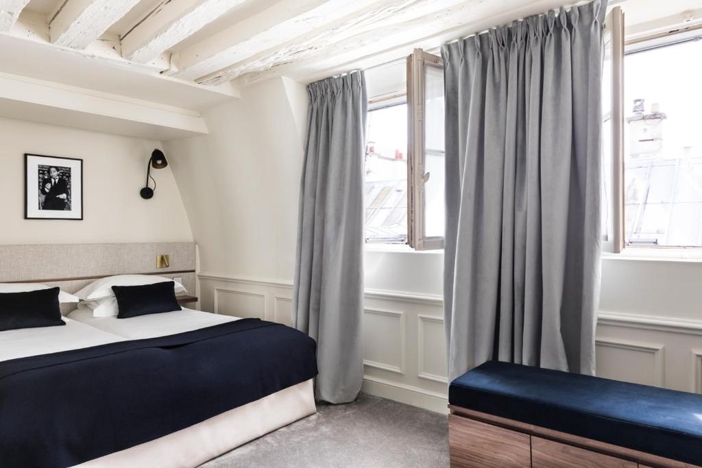 Tempat tidur dalam kamar di Hotel Verneuil Saint Germain