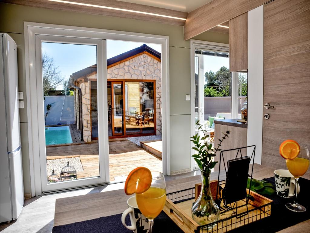 Bazén v ubytování Luxury mobile home Maro Biograd nebo v jeho okolí