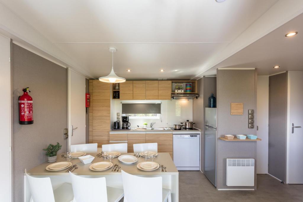 Kuchyň nebo kuchyňský kout v ubytování Camping Paris-Est