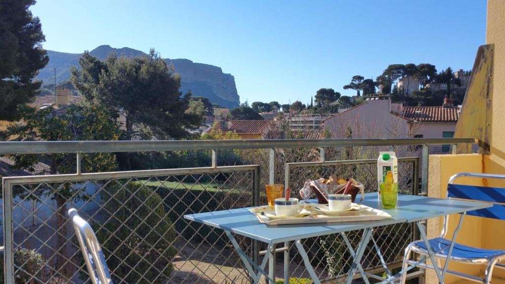 une table bleue sur un balcon avec vue dans l'établissement Le mimosa, à Cassis