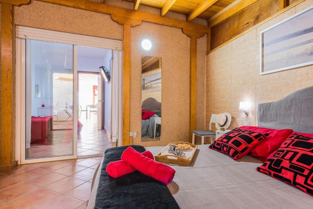 sala de estar con sofá y almohadas rojas en 1B WONDERFUL SEA VIEW Playa De Las Vistas, en Los Cristianos