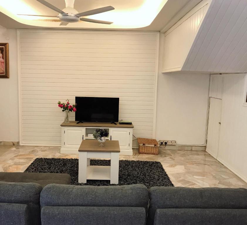 TV a/nebo společenská místnost v ubytování Bukit Tinggi, Klang- Cozy home