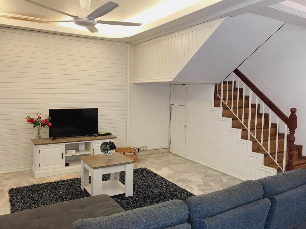 TV a/nebo společenská místnost v ubytování Bukit Tinggi, Klang- Cozy home