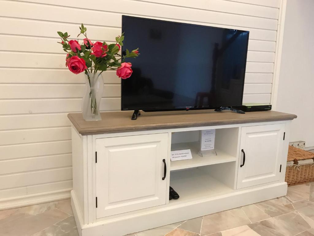 TV a/nebo společenská místnost v ubytování Bukit Tinggi, Klang- Cozy home