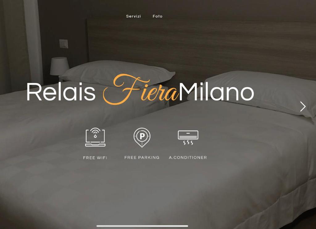 una señal para una cama en un dormitorio en Relais fiera milano, en Pero