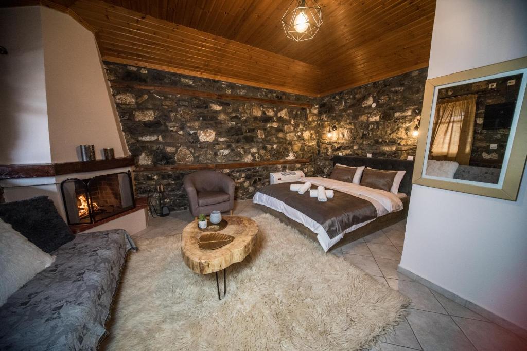 een slaapkamer met een bed en een tafel in een kamer bij Guesthouse Nefeli in Palaios Agios Athanasios