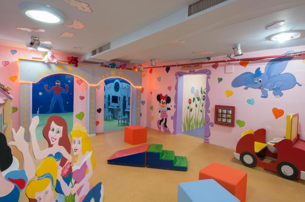 ein Zimmer mit einem Kinderspielzimmer mit Wandgemälde in der Unterkunft Leonardo Privilege Eilat Hotel - All inclusive in Eilat