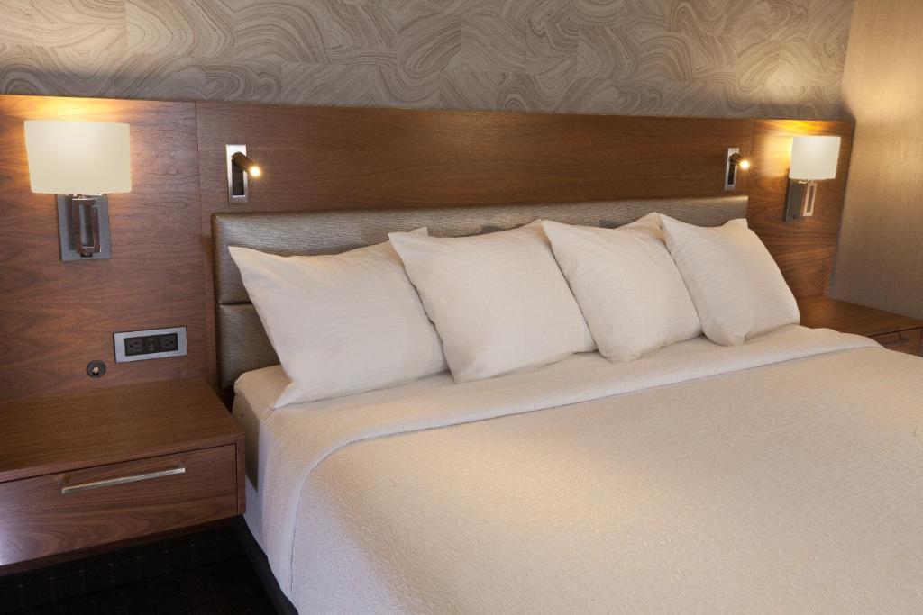 Postel nebo postele na pokoji v ubytování Silver Cloud Hotel - Mukilteo Waterfront
