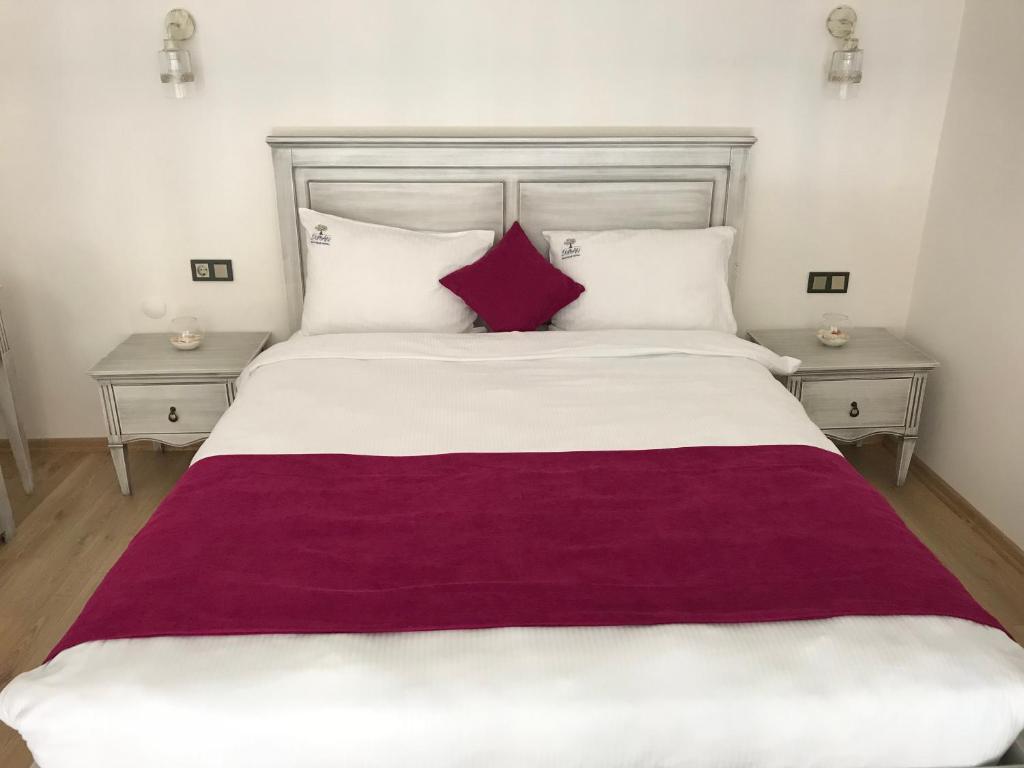 A bed or beds in a room at Duman Boutique Hotel Cesme