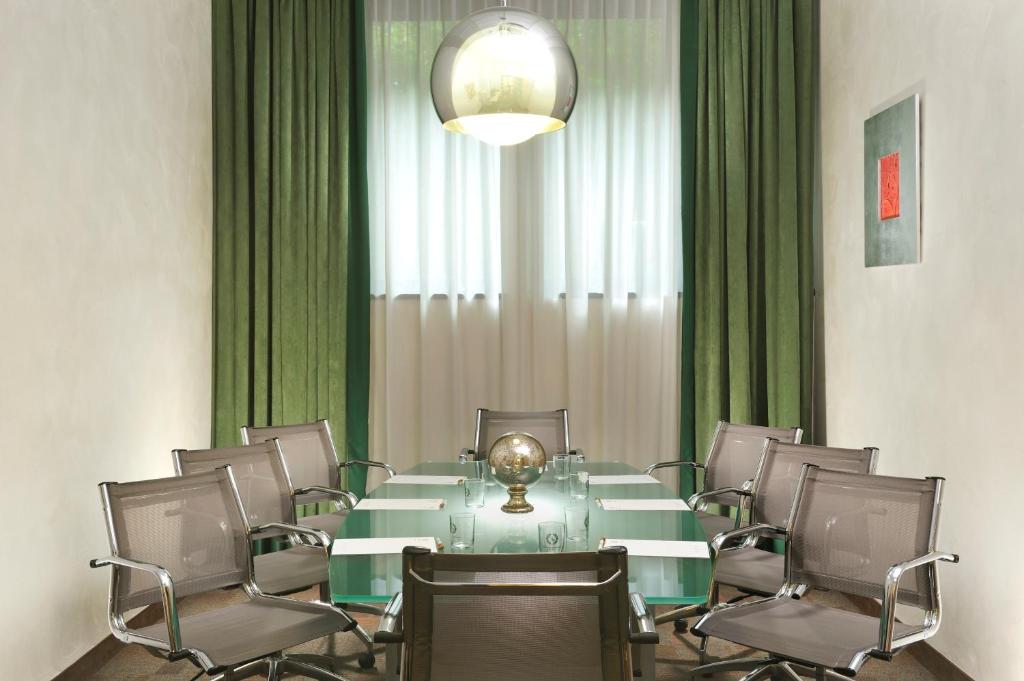 A seating area at FH55 Grand Hotel Mediterraneo