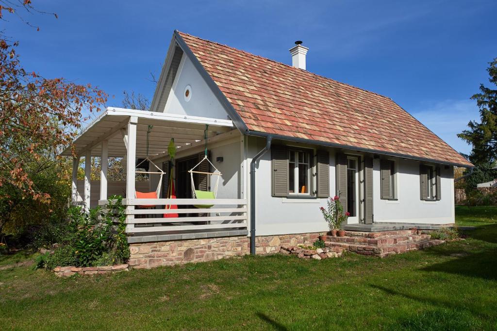 mały biały dom z dachem w obiekcie Madárka Ház w mieście Káptalantóti