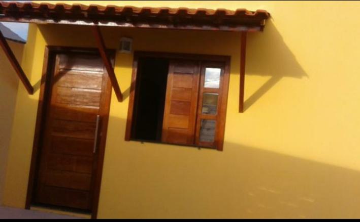 Una casa con dos ventanas en el lateral. en Casa 1/4 Chapada Diamantina/ibicoara en Ibicoara