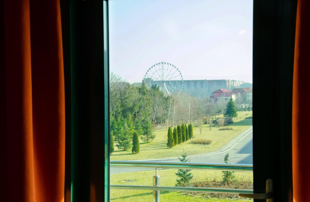 Nespecifikovaný výhled na hory nebo výhled na hory při pohledu z hotelu