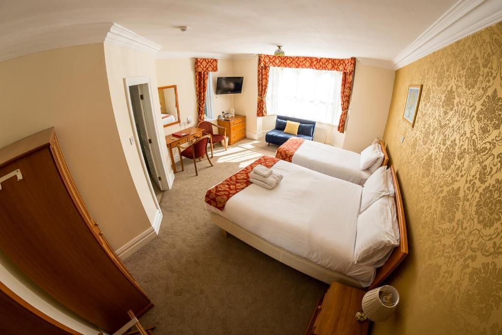 Farnley Tower Guesthouse - Family Room (2 Adults + 2 Children)