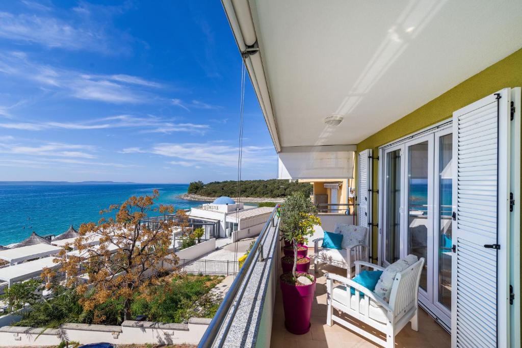 Elle comprend un balcon offrant une vue sur l'océan. dans l'établissement Kožino Nicole Design Apartment, à Kožino