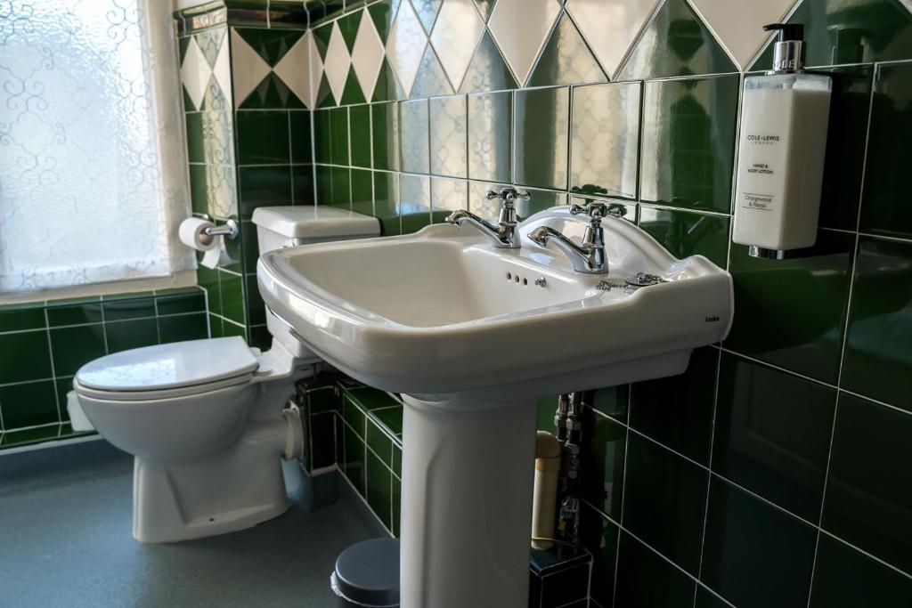 Farnley Tower Guesthouse - En Suite Twin Room