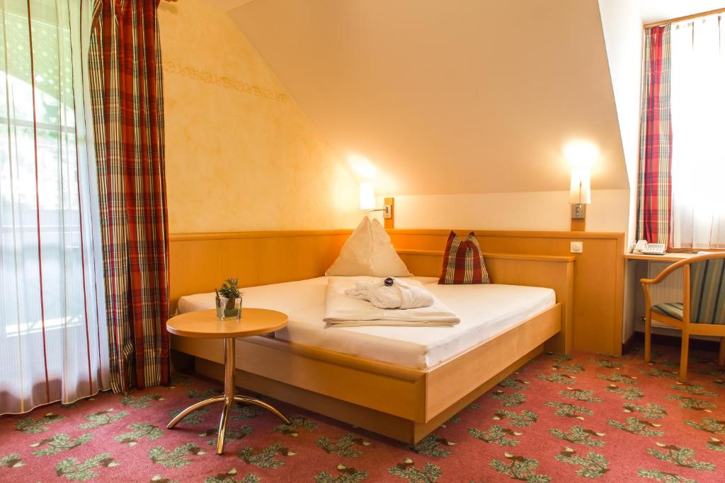 Postel nebo postele na pokoji v ubytování Landhotel Drei Eichen