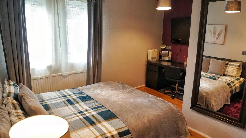 Postel nebo postele na pokoji v ubytování North London Apartment - Edmonton