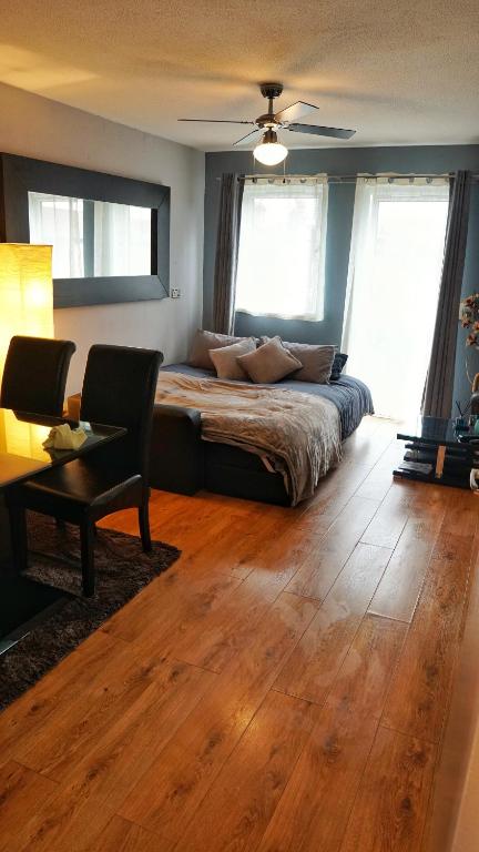 Postel nebo postele na pokoji v ubytování North London Apartment - Edmonton