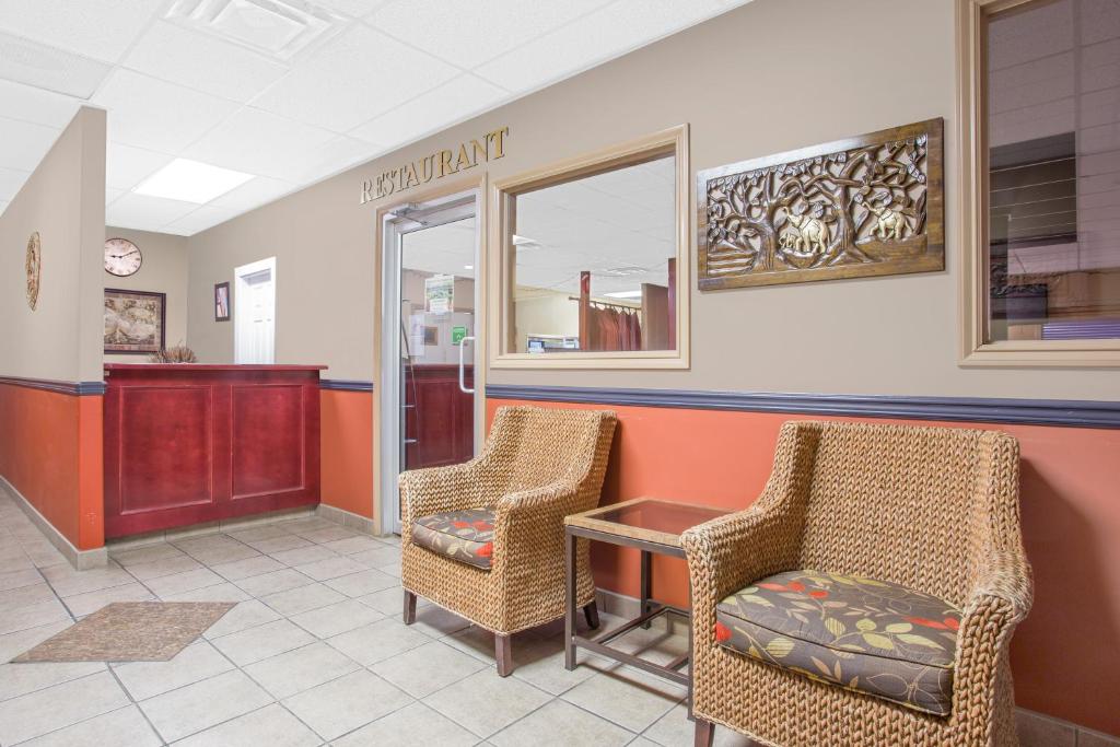 una sala de espera con 2 sillas y una mesa en Barriere Motor Inn-BMI, en Barrière