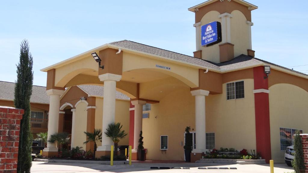 een groot gebouw met een bord erop bij Regency Inn & Suites - Baytown in Baytown