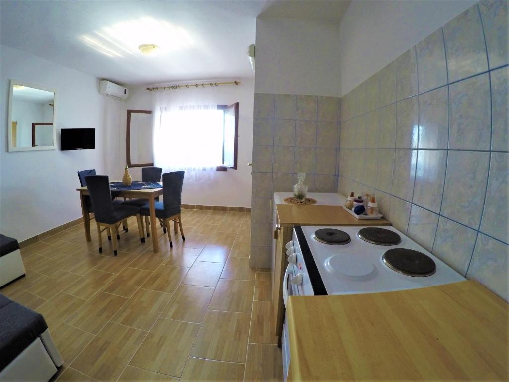 Kuchyňa alebo kuchynka v ubytovaní Apartments Dalmatia Blue