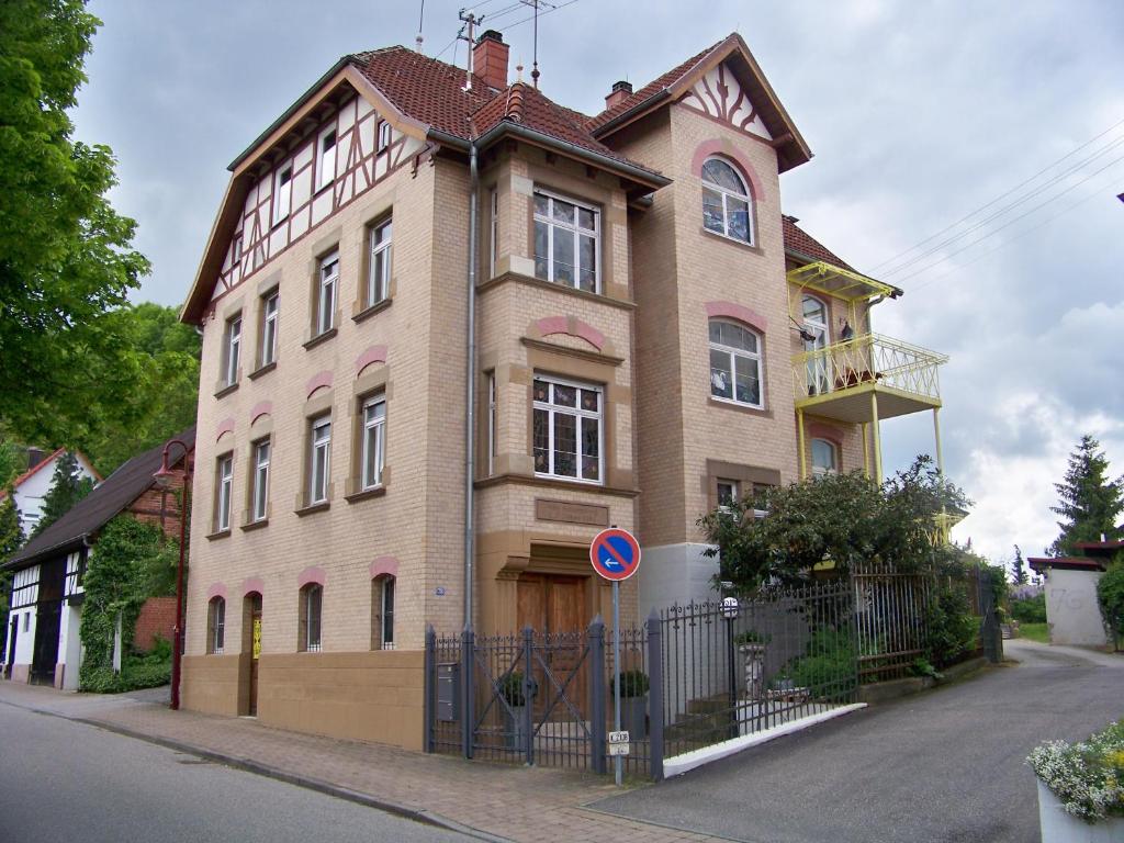 un gran edificio de ladrillo con una puerta delante en Villa - Sonnenberg, en Obersulm