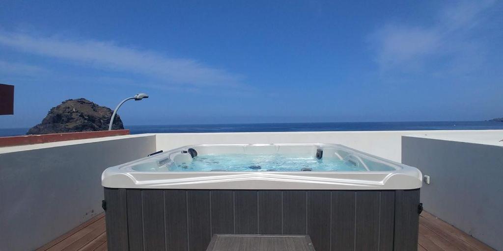 a hot tub sitting on the side of a building at La Casa del Mar in Garachico