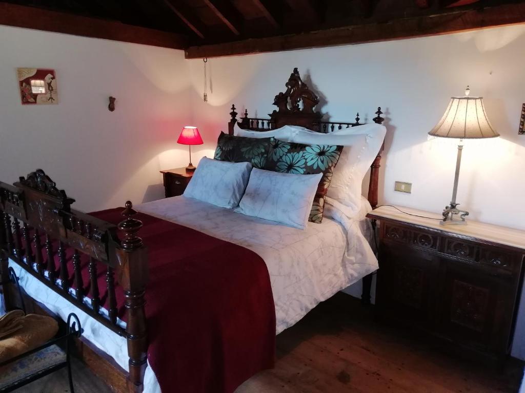 a bedroom with a large bed and two lamps at Große Finca 19Jh, Pool, Terrasse, nahe Santa Cruz in Santa Cruz de la Palma