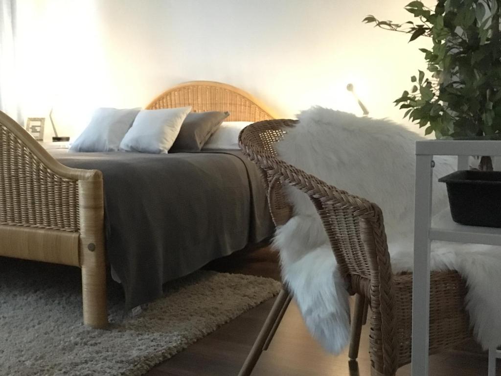 una camera da letto con un letto con cuscini bianchi e un tavolo di MARZEC Apartamenty a Gniezno