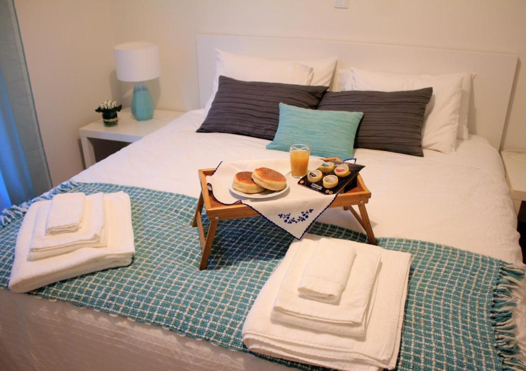 - un lit avec un plateau/bouilloire dans l'établissement Casa do Kiko, à Ponta Delgada