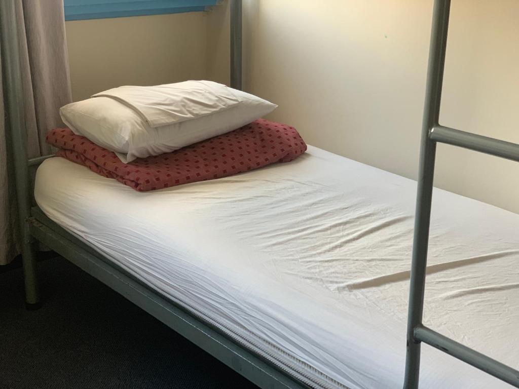Rúm í herbergi á 790 on George Backpackers