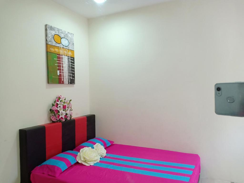 een kamer met een roze en blauwe bank bij HOMEMuslim GAMBANG in Kampong Pohoi