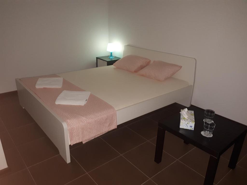een kleine slaapkamer met een bed en twee tafels bij Ubytovanie - súkromie v meste (2) in Bratislava