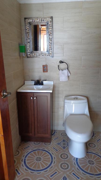 Koupelna v ubytování ZIRAHUÉN CUIN Habitaciones Rústicas