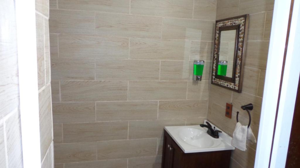 Koupelna v ubytování ZIRAHUÉN CUIN Habitaciones Rústicas