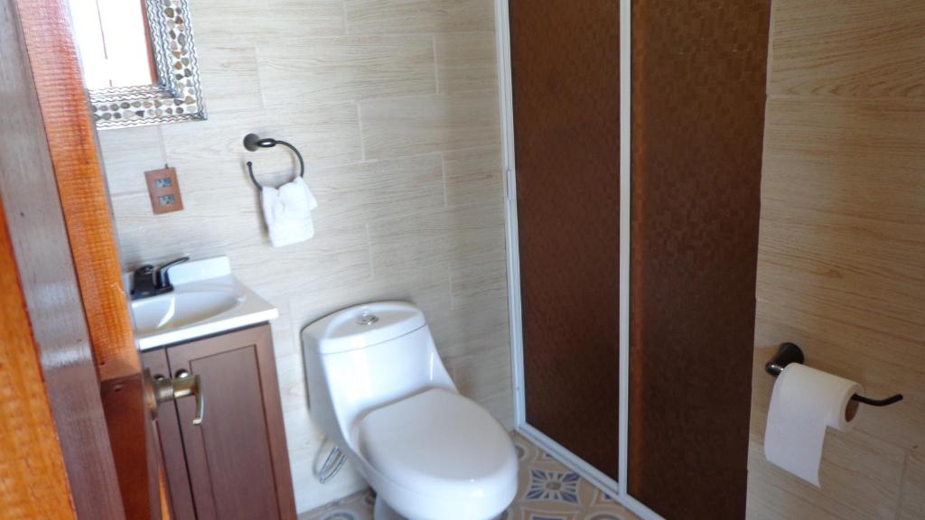 Koupelna v ubytování ZIRAHUÉN CUIN Habitaciones Rústicas