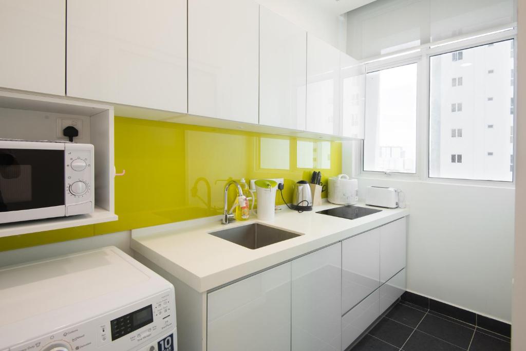 Kuchyň nebo kuchyňský kout v ubytování Straits Garden Suites, Georgetown