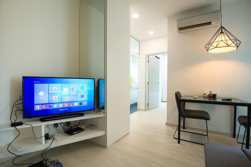TV a/nebo společenská místnost v ubytování Straits Garden Suites, Georgetown