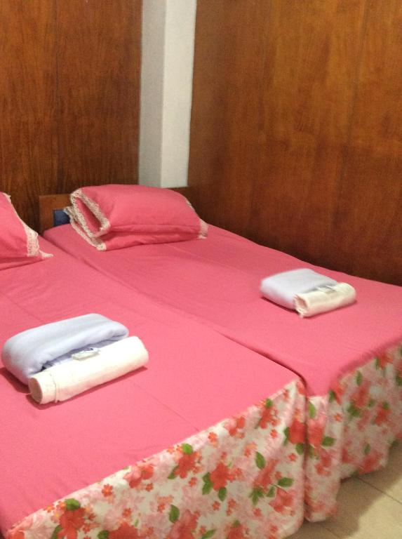 A bed or beds in a room at Troy Lodge