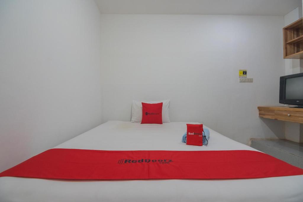 Postel nebo postele na pokoji v ubytování RedDoorz near Gajah Mada Pontianak