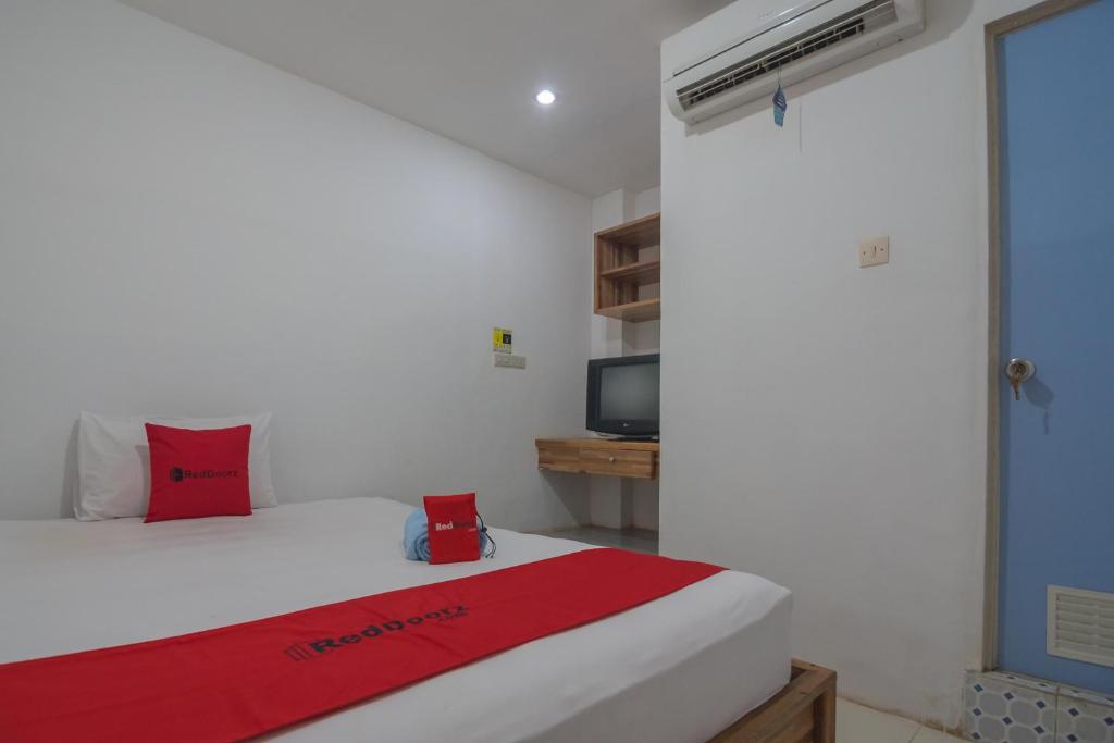 Postel nebo postele na pokoji v ubytování RedDoorz near Gajah Mada Pontianak
