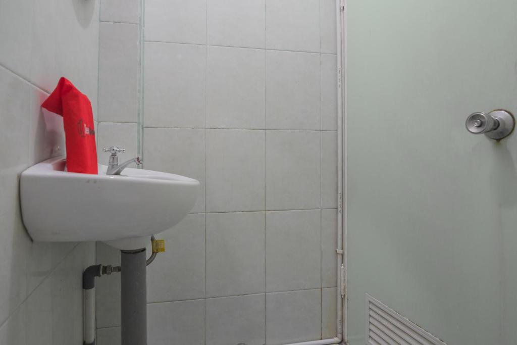 Koupelna v ubytování RedDoorz near Gajah Mada Pontianak