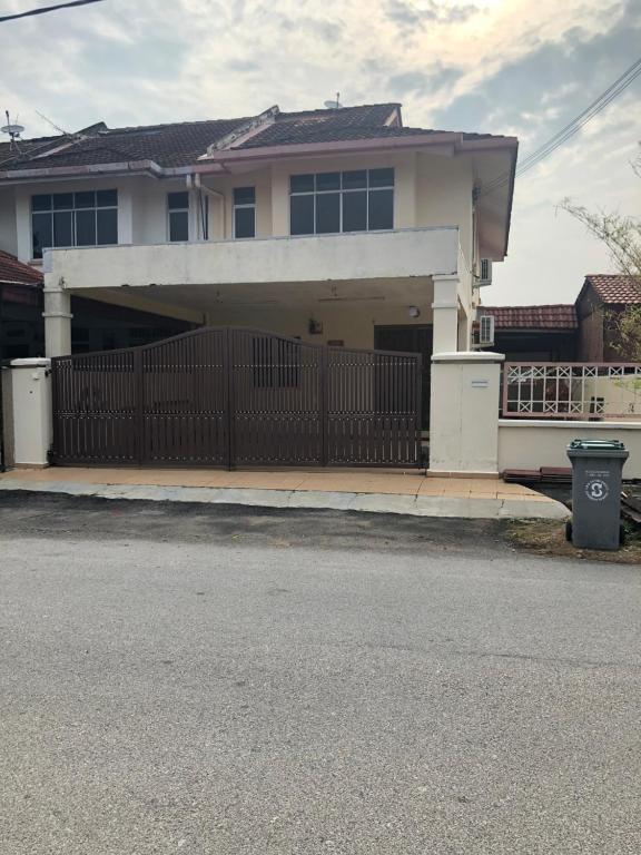 ein Haus mit einem Zaun davor in der Unterkunft New Casa De Monte in Malakka